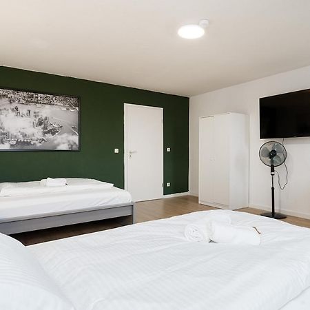 Einfach Aber Sehr Komfortabel - Wohnung Fuer 6 Personen - 2Xwc - Grupen, Messe, Monteure, Studenten - Voll Ausgestattet - 6 Betten 140X200Cm Hochwertig, 3 Smart-Tv 55 Zoll Netflix, 1000 Mbit Wlan, Voll Ausgestattete Kueche Duisburg Ngoại thất bức ảnh