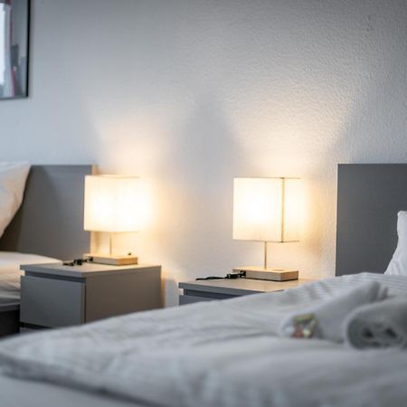 Einfach Aber Sehr Komfortabel - Wohnung Fuer 6 Personen - 2Xwc - Grupen, Messe, Monteure, Studenten - Voll Ausgestattet - 6 Betten 140X200Cm Hochwertig, 3 Smart-Tv 55 Zoll Netflix, 1000 Mbit Wlan, Voll Ausgestattete Kueche Duisburg Ngoại thất bức ảnh