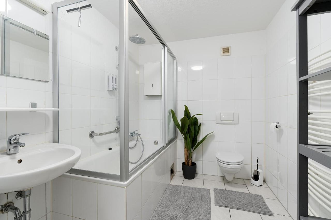Einfach Aber Sehr Komfortabel - Wohnung Fuer 6 Personen - 2Xwc - Grupen, Messe, Monteure, Studenten - Voll Ausgestattet - 6 Betten 140X200Cm Hochwertig, 3 Smart-Tv 55 Zoll Netflix, 1000 Mbit Wlan, Voll Ausgestattete Kueche Duisburg Ngoại thất bức ảnh