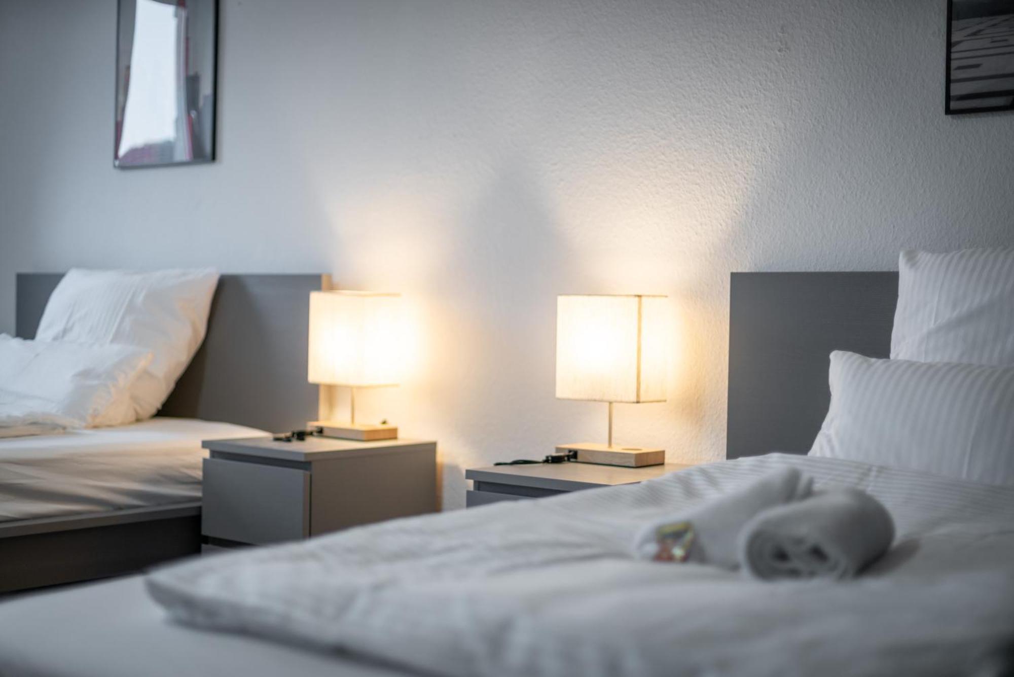 Einfach Aber Sehr Komfortabel - Wohnung Fuer 6 Personen - 2Xwc - Grupen, Messe, Monteure, Studenten - Voll Ausgestattet - 6 Betten 140X200Cm Hochwertig, 3 Smart-Tv 55 Zoll Netflix, 1000 Mbit Wlan, Voll Ausgestattete Kueche Duisburg Ngoại thất bức ảnh